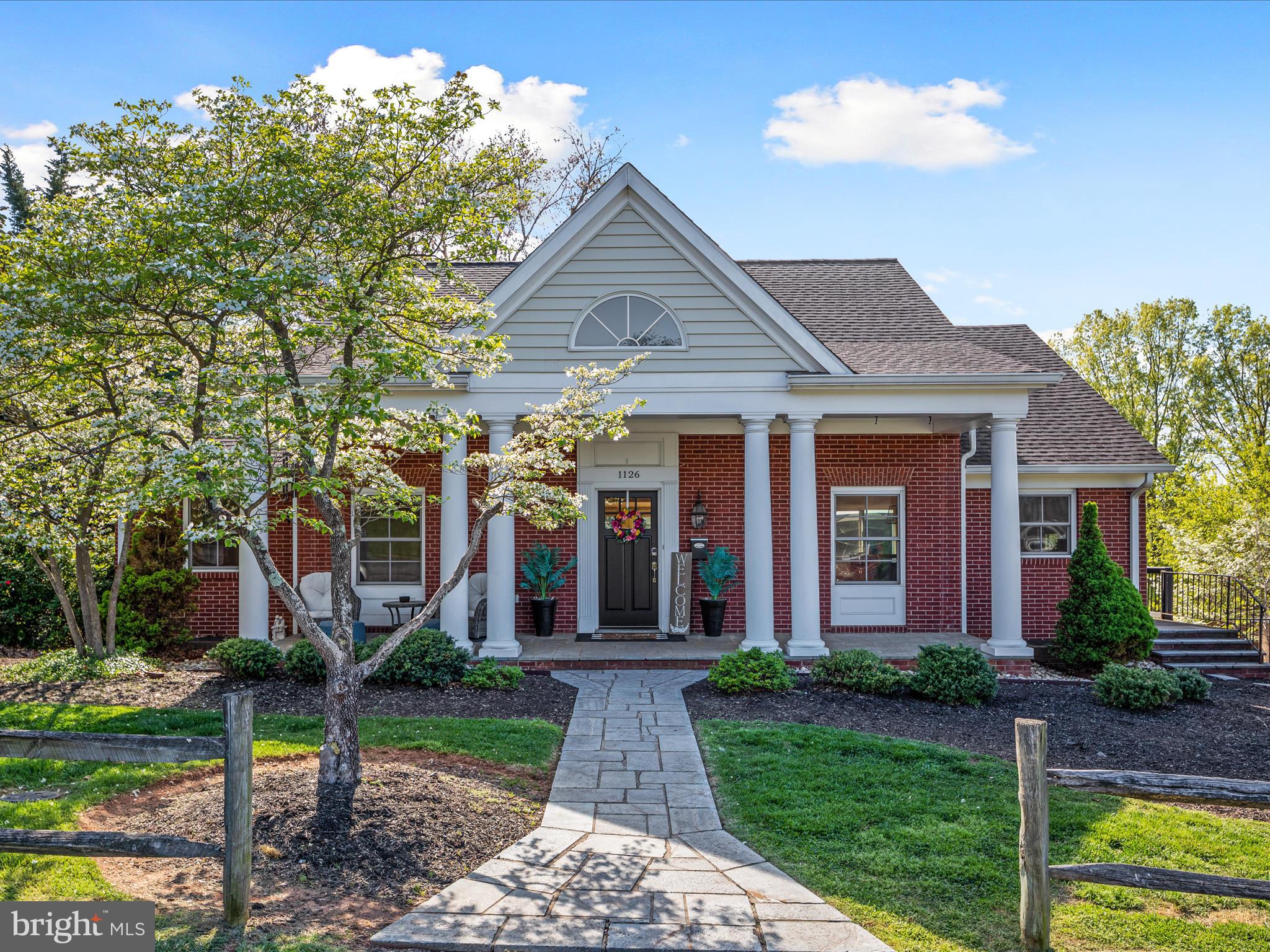 1126 Oaklawn Dr