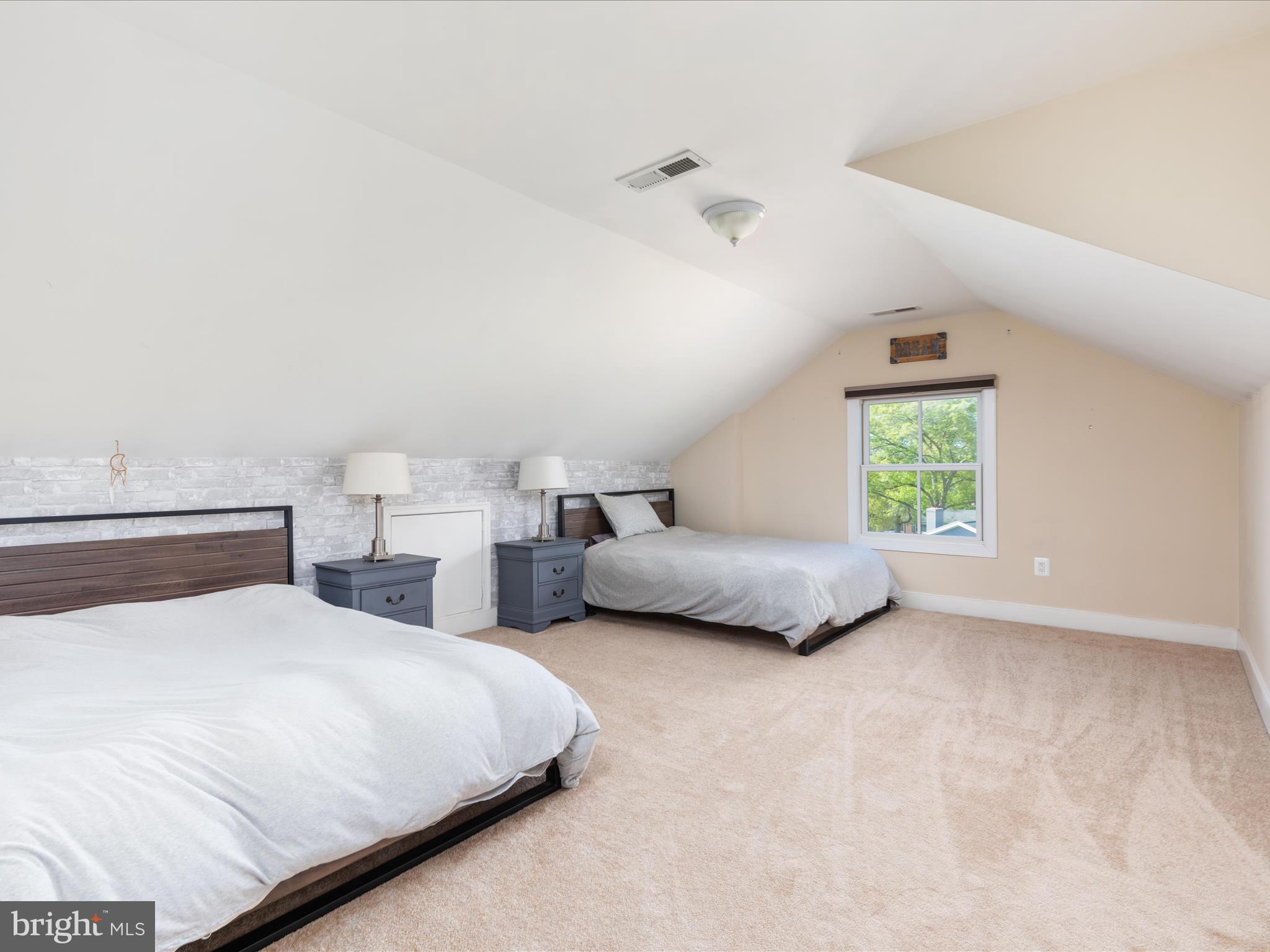 1126 Oaklawn Dr
