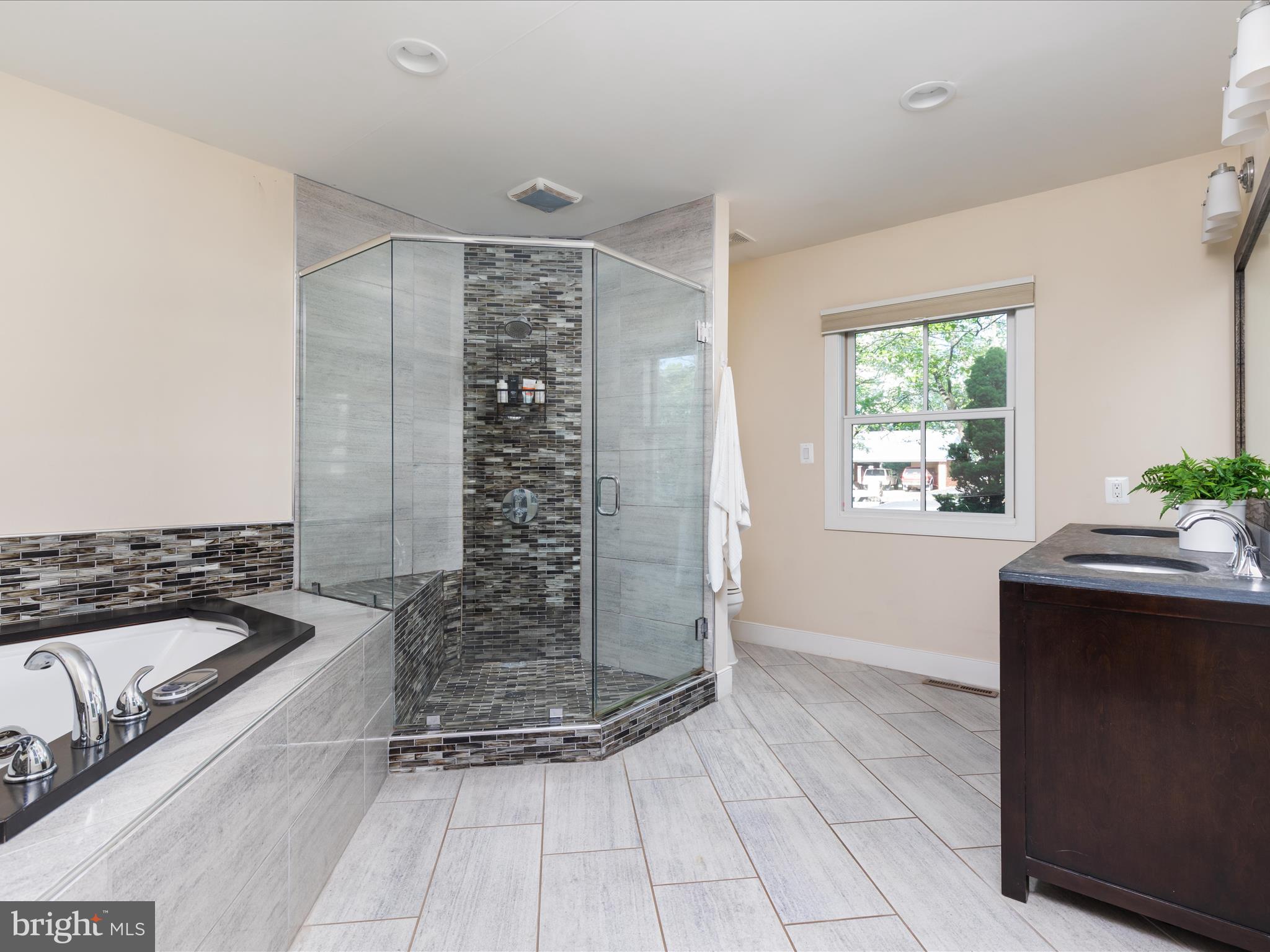 1126 Oaklawn Dr