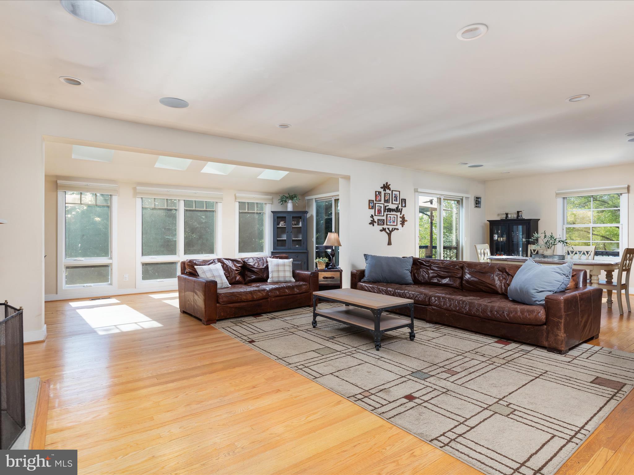 1126 Oaklawn Dr