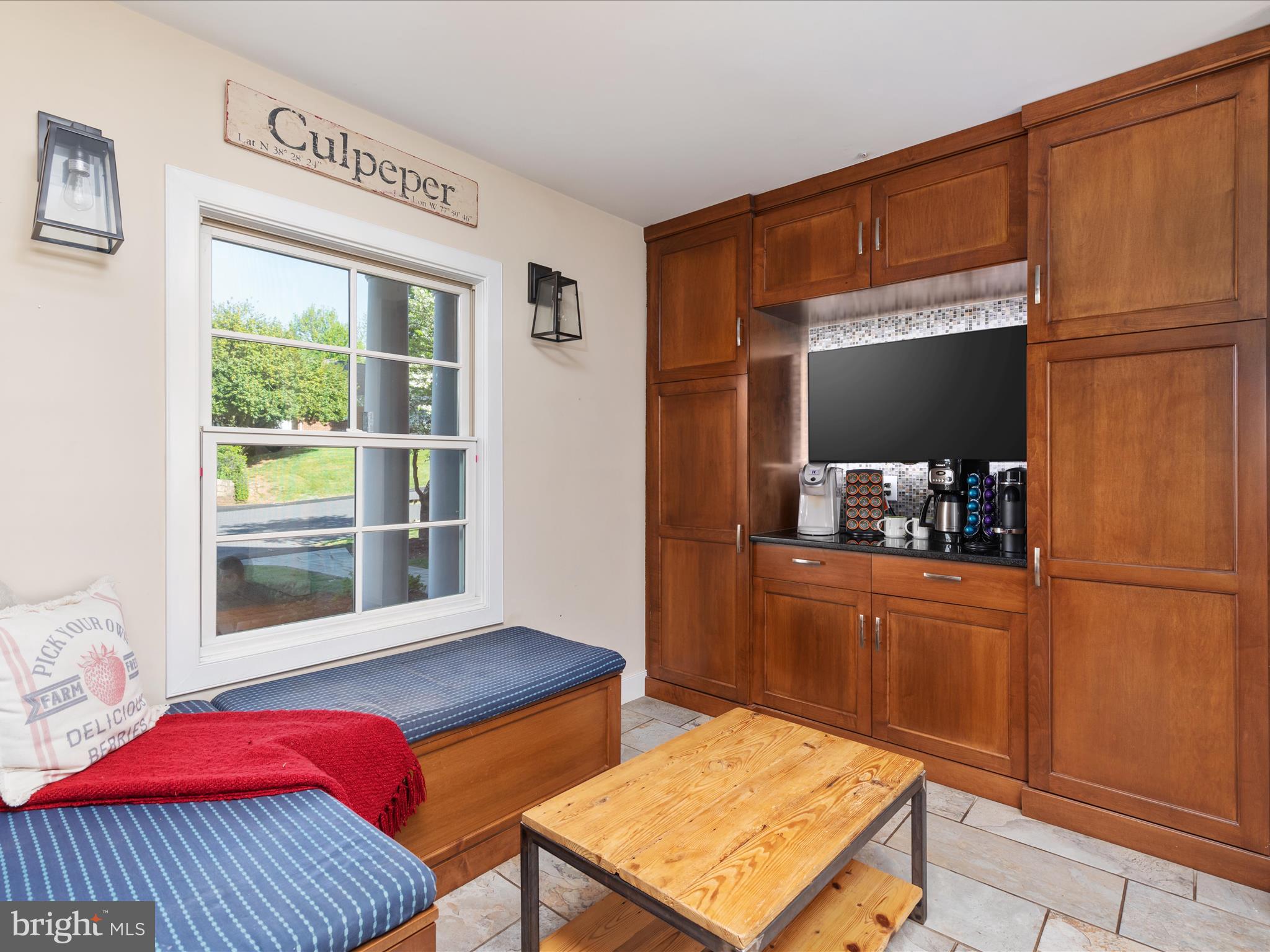 1126 Oaklawn Dr