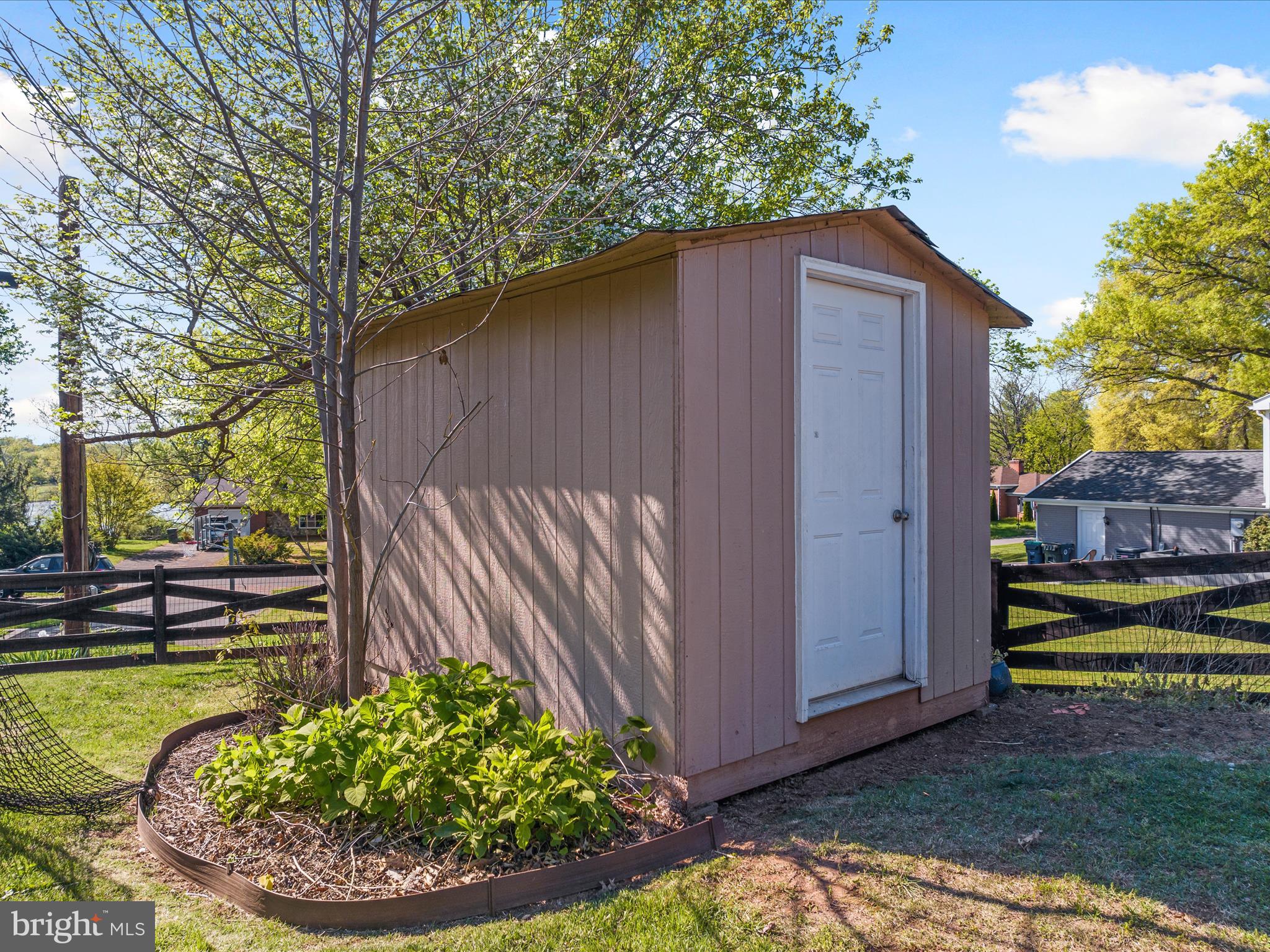 1126 Oaklawn Dr