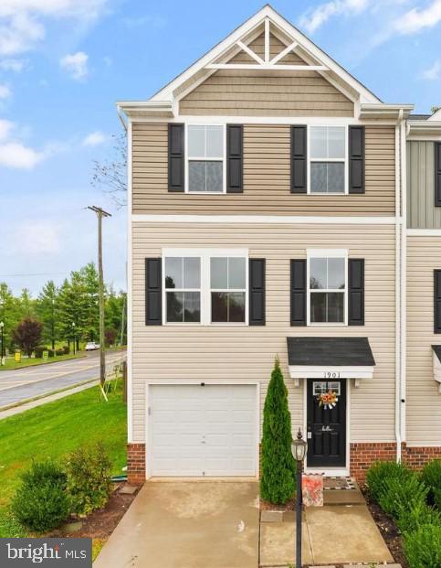 1901 CREPE MYRTLE LN