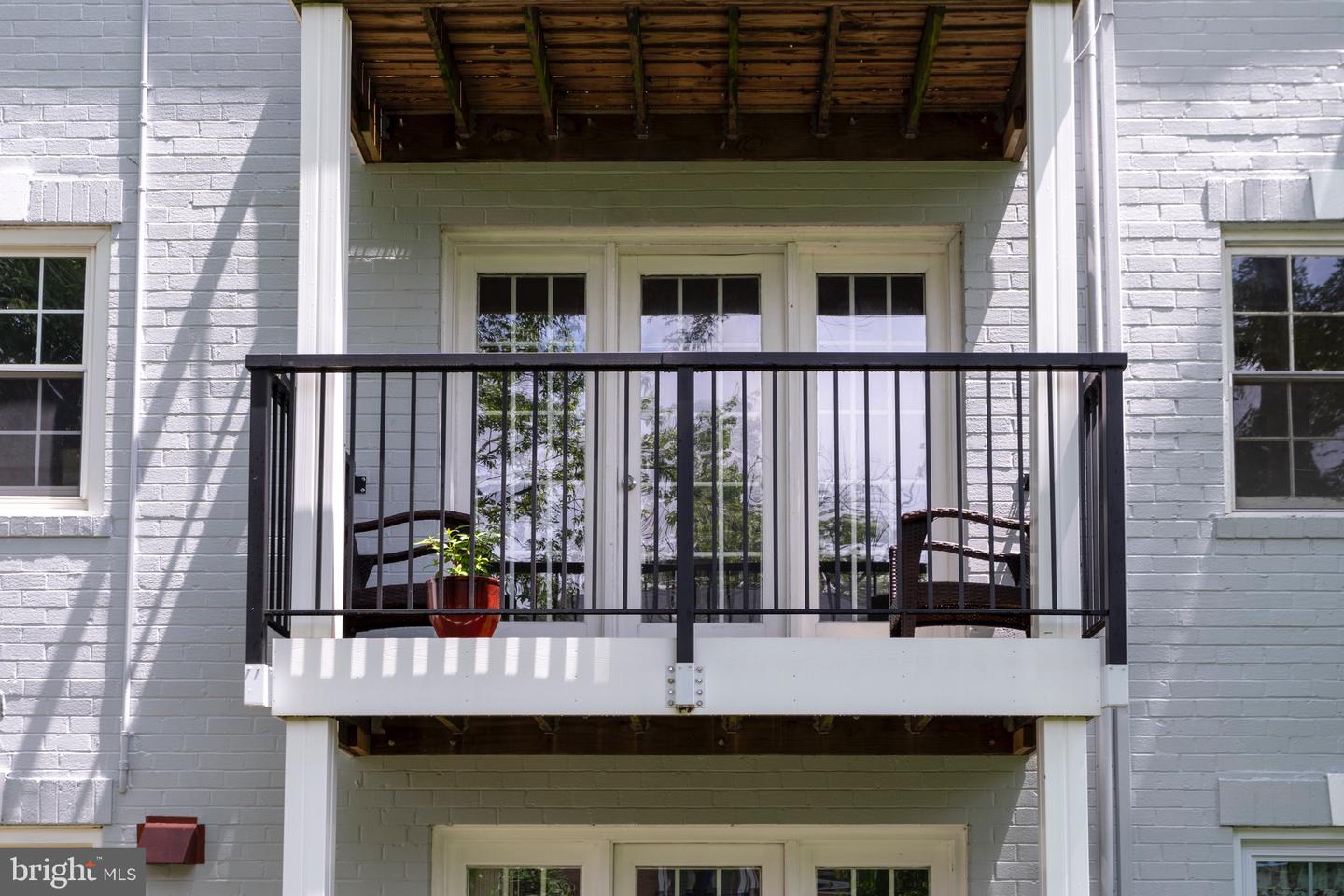 9453 FAIRFAX BOULEVARD Unit: 202