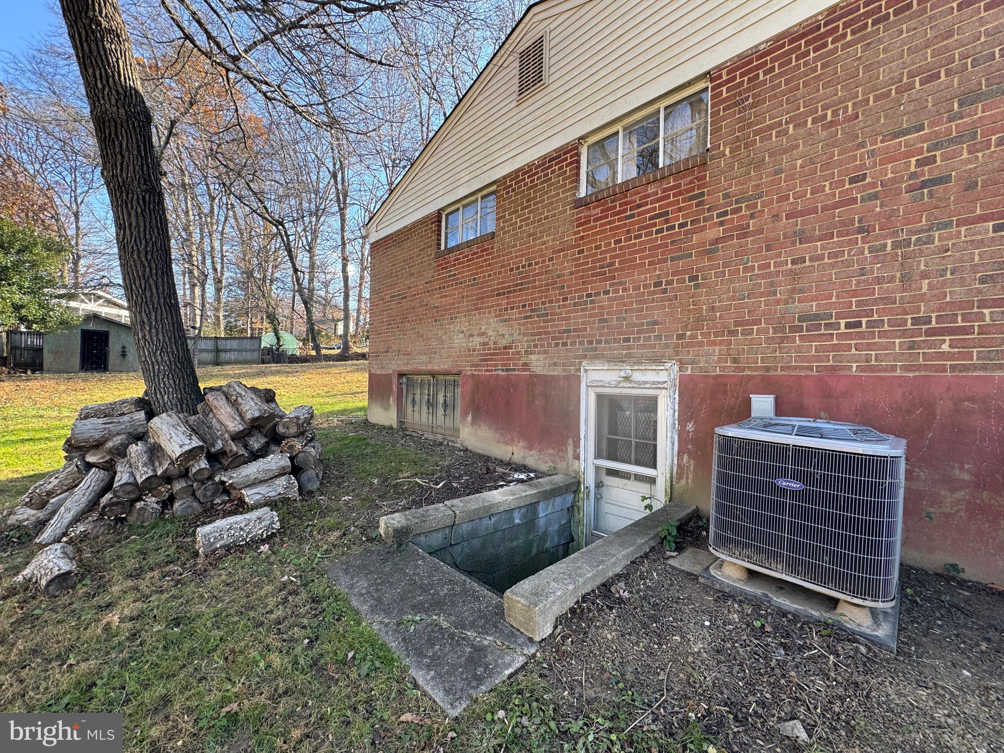 3819 Carolyn Ave
