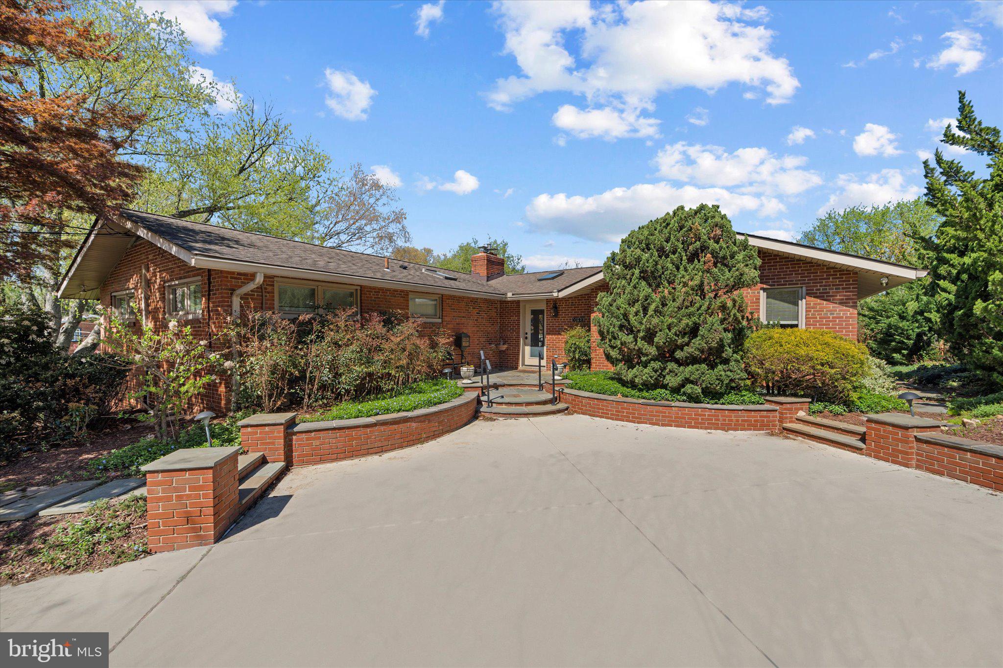 10122 FARMINGTON DRIVE