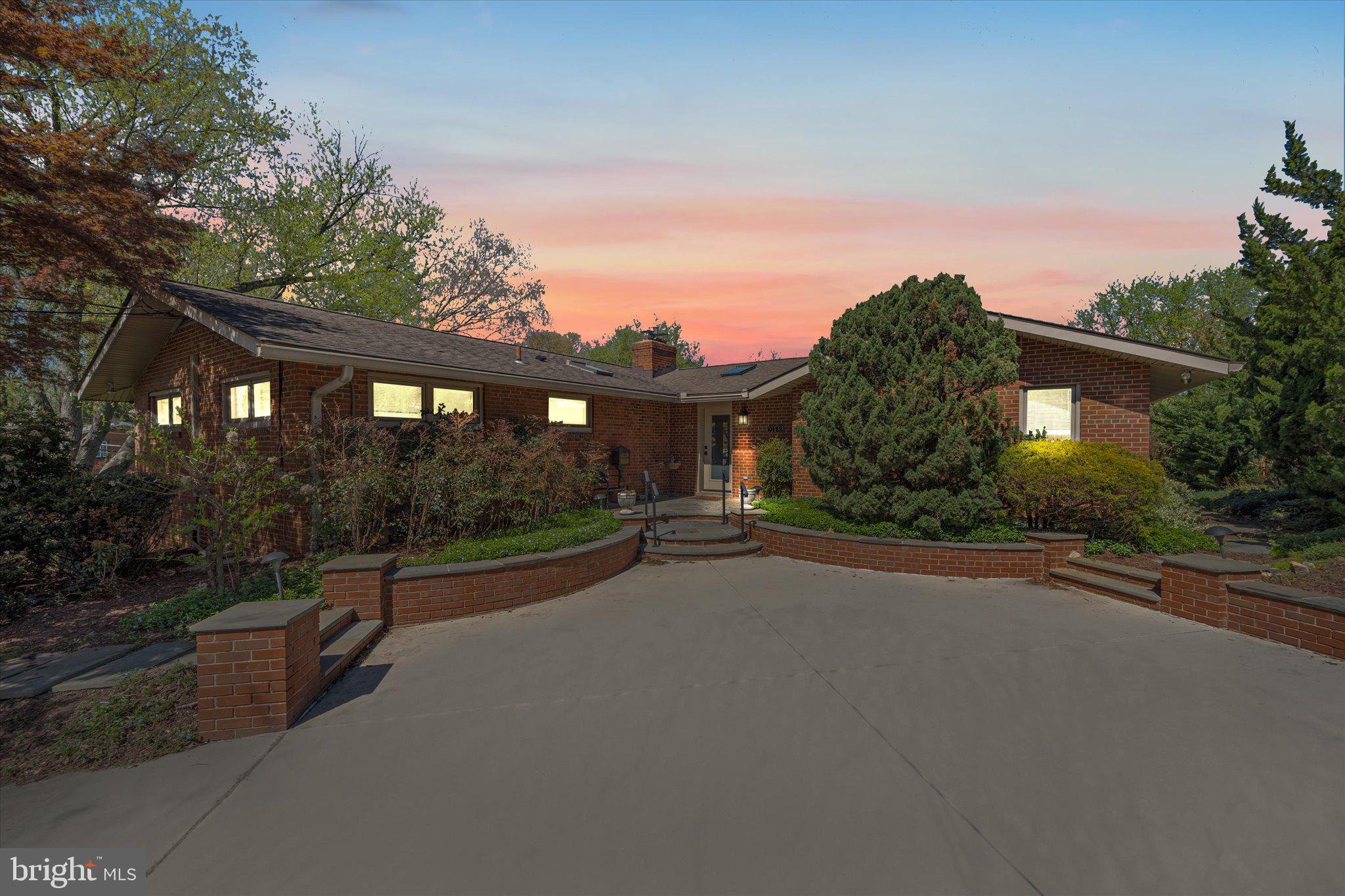 10122 FARMINGTON DRIVE