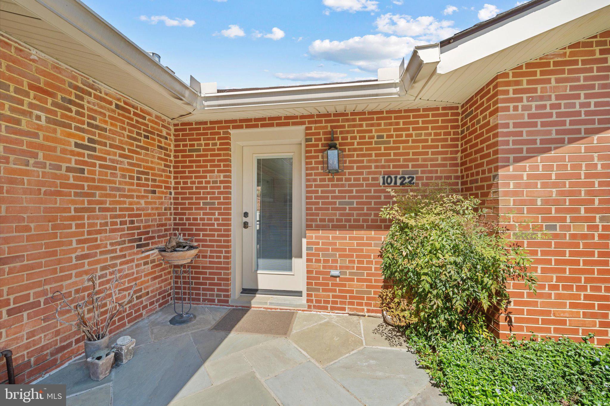 10122 FARMINGTON DRIVE