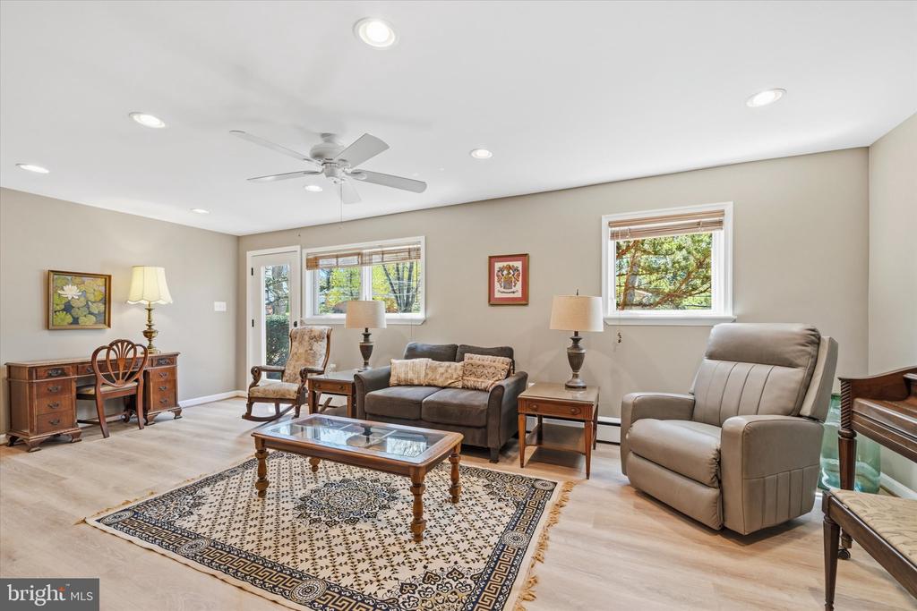 10122 FARMINGTON DRIVE