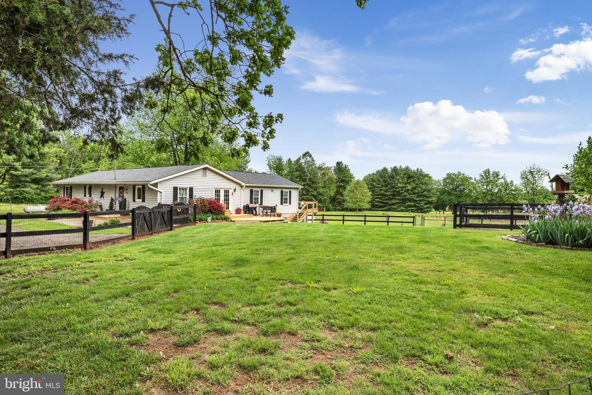 8261 Squires Ln