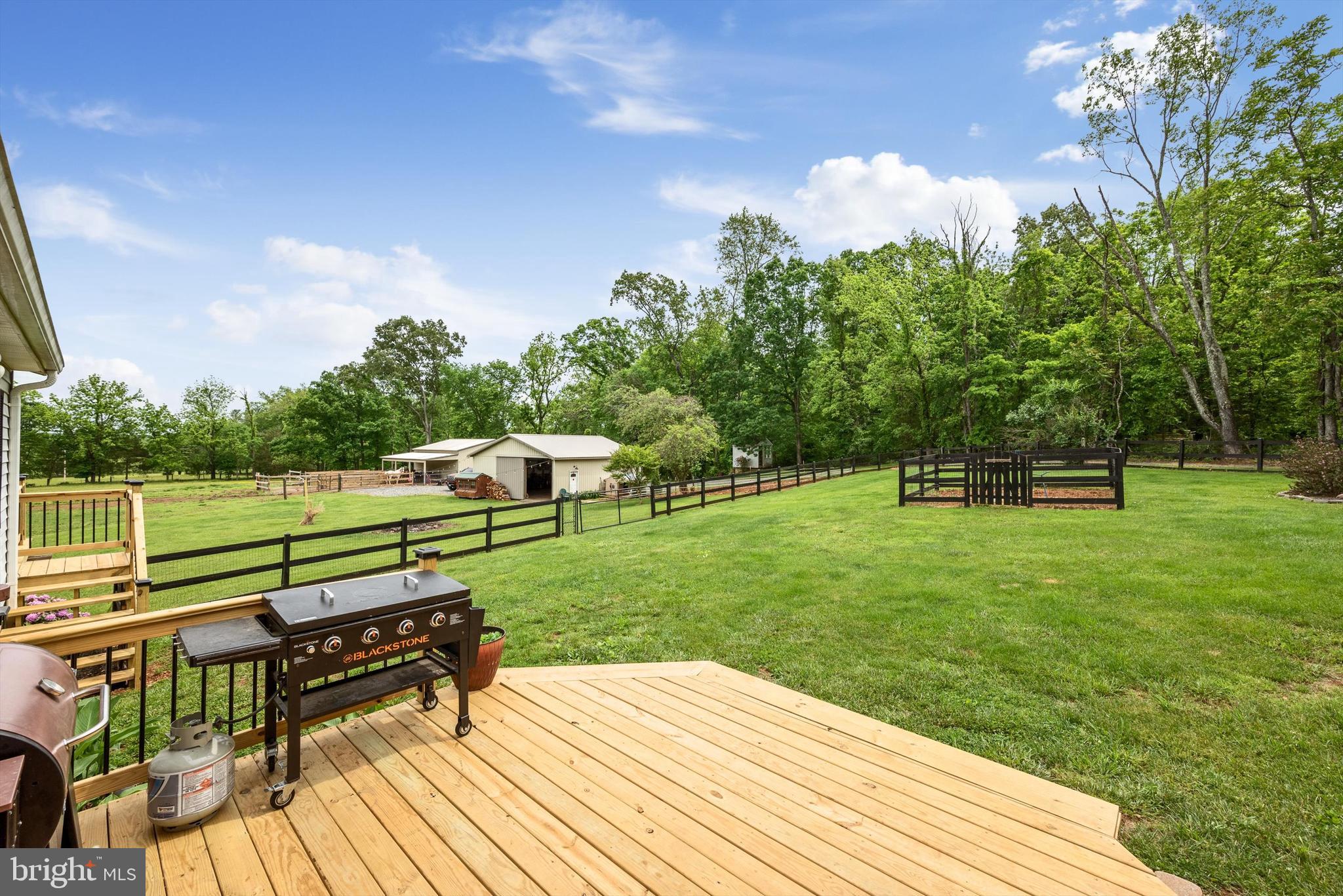 8261 Squires Ln