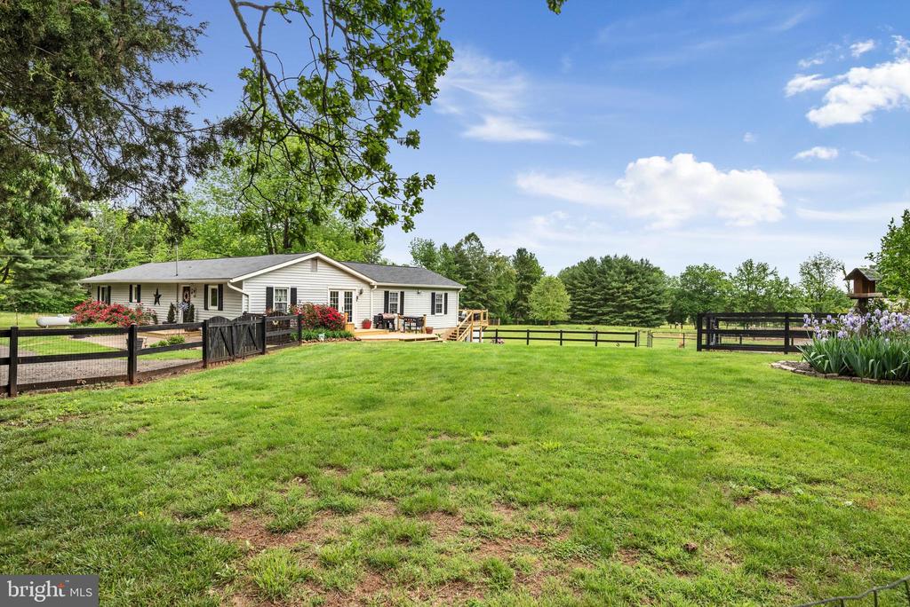 8261 Squires Ln