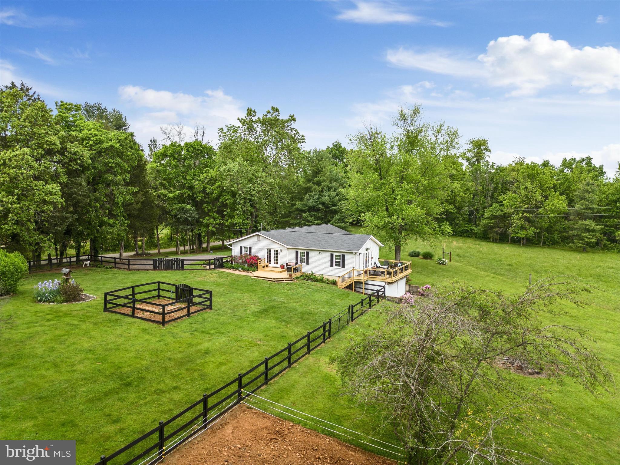 8261 Squires Ln