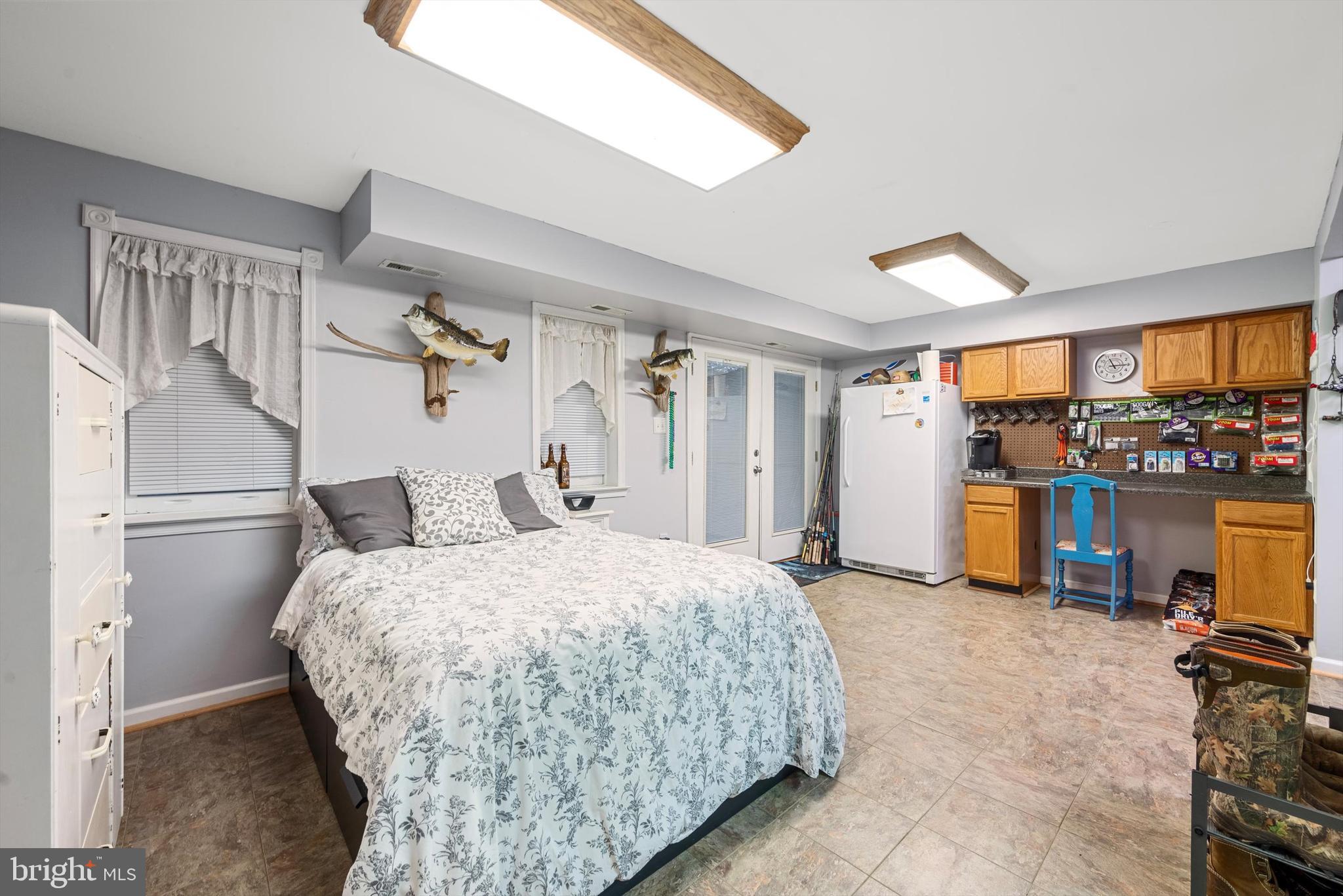 8261 Squires Ln
