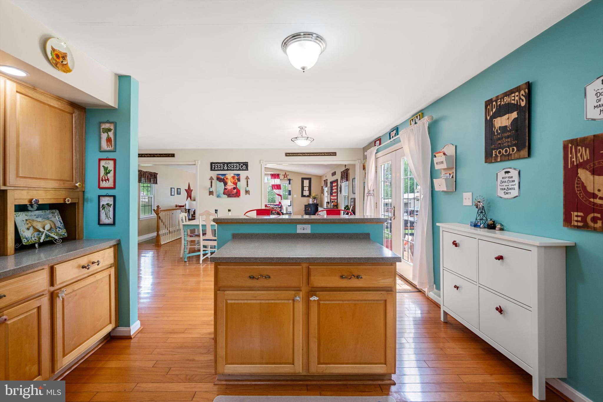 8261 Squires Ln