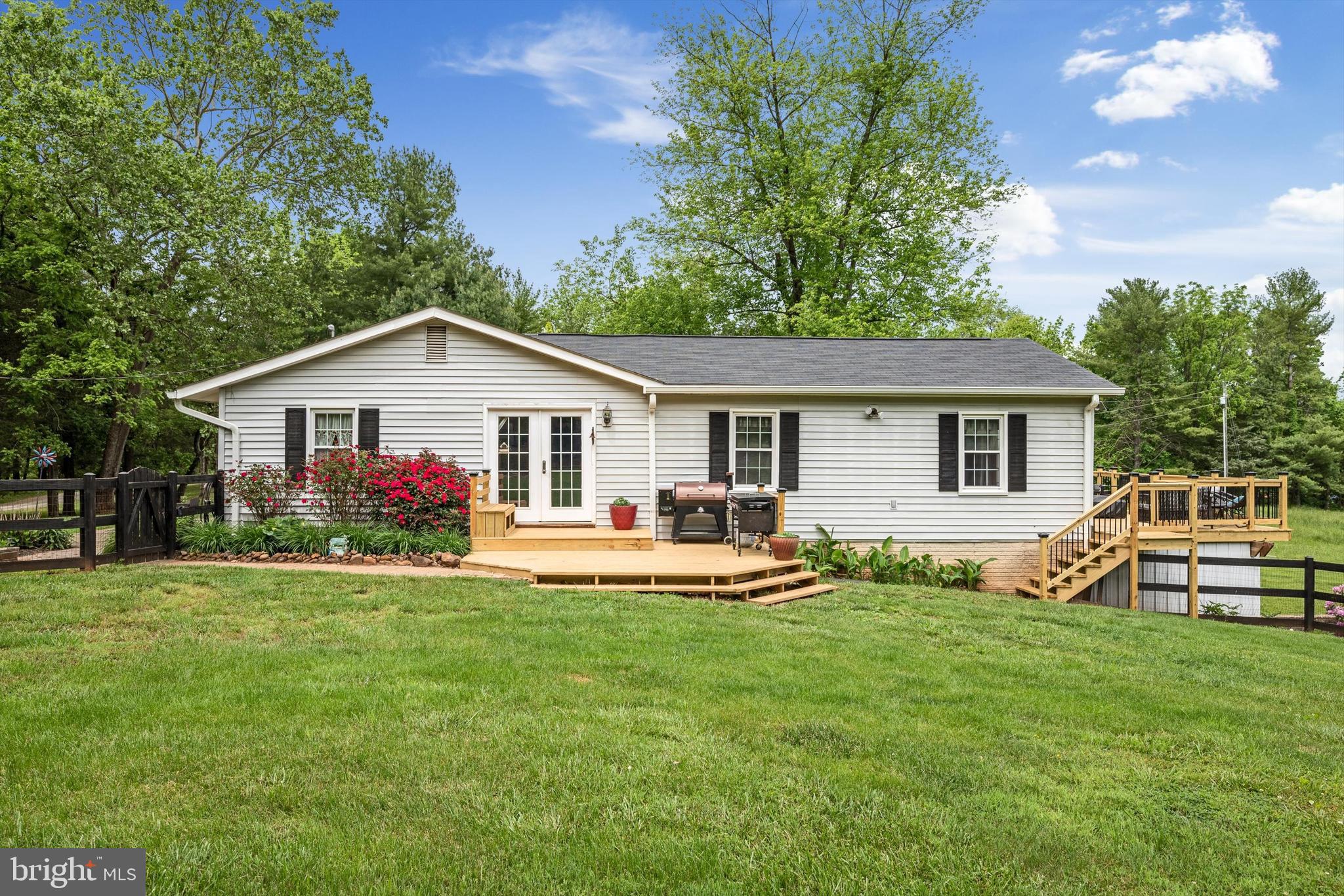 8261 Squires Ln