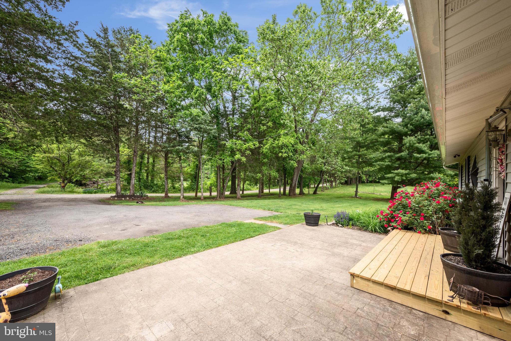 8261 Squires Ln