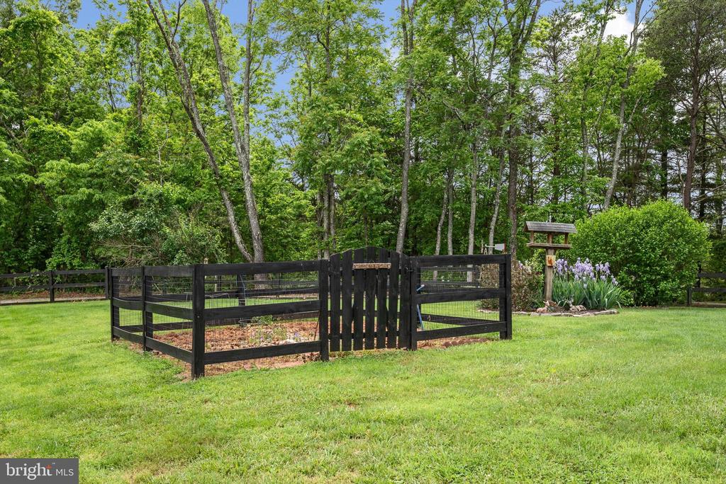 8261 Squires Ln