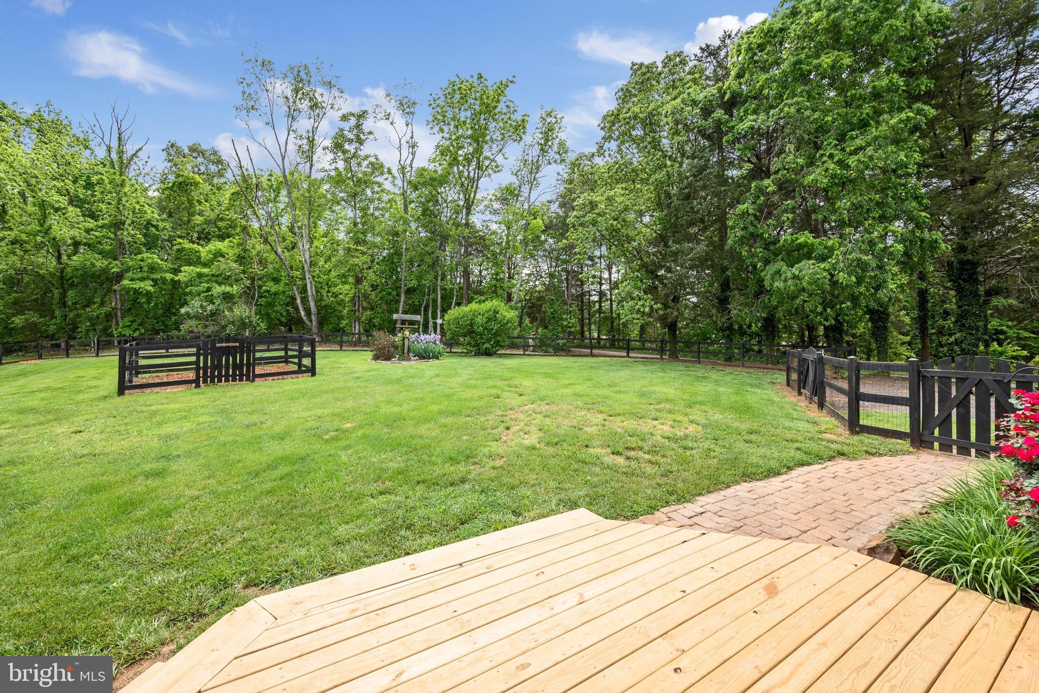 8261 Squires Ln
