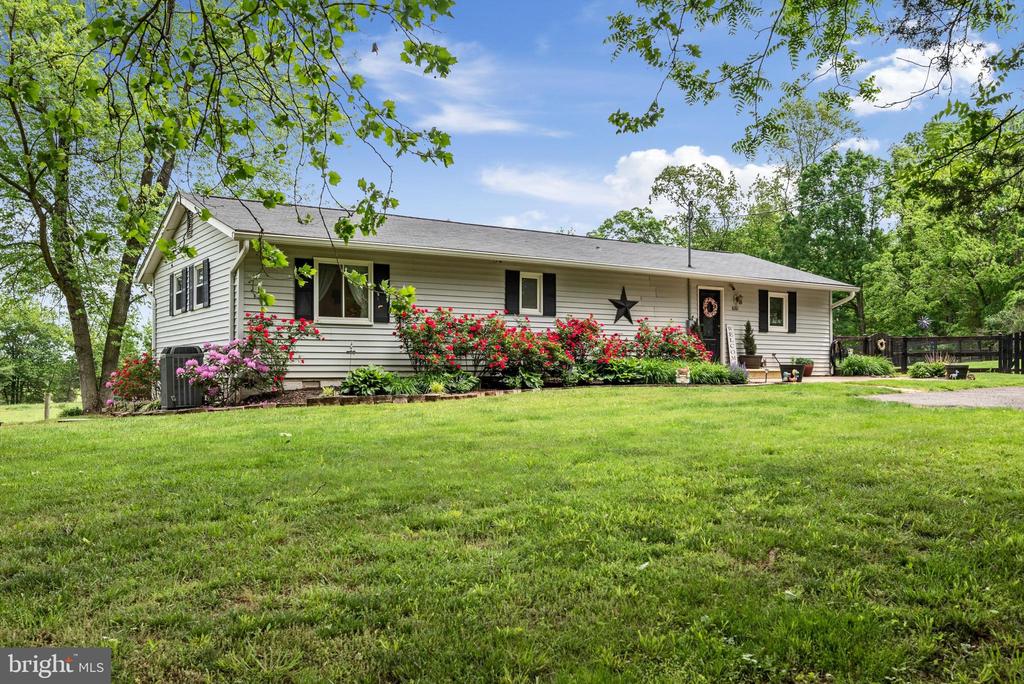 8261 Squires Ln