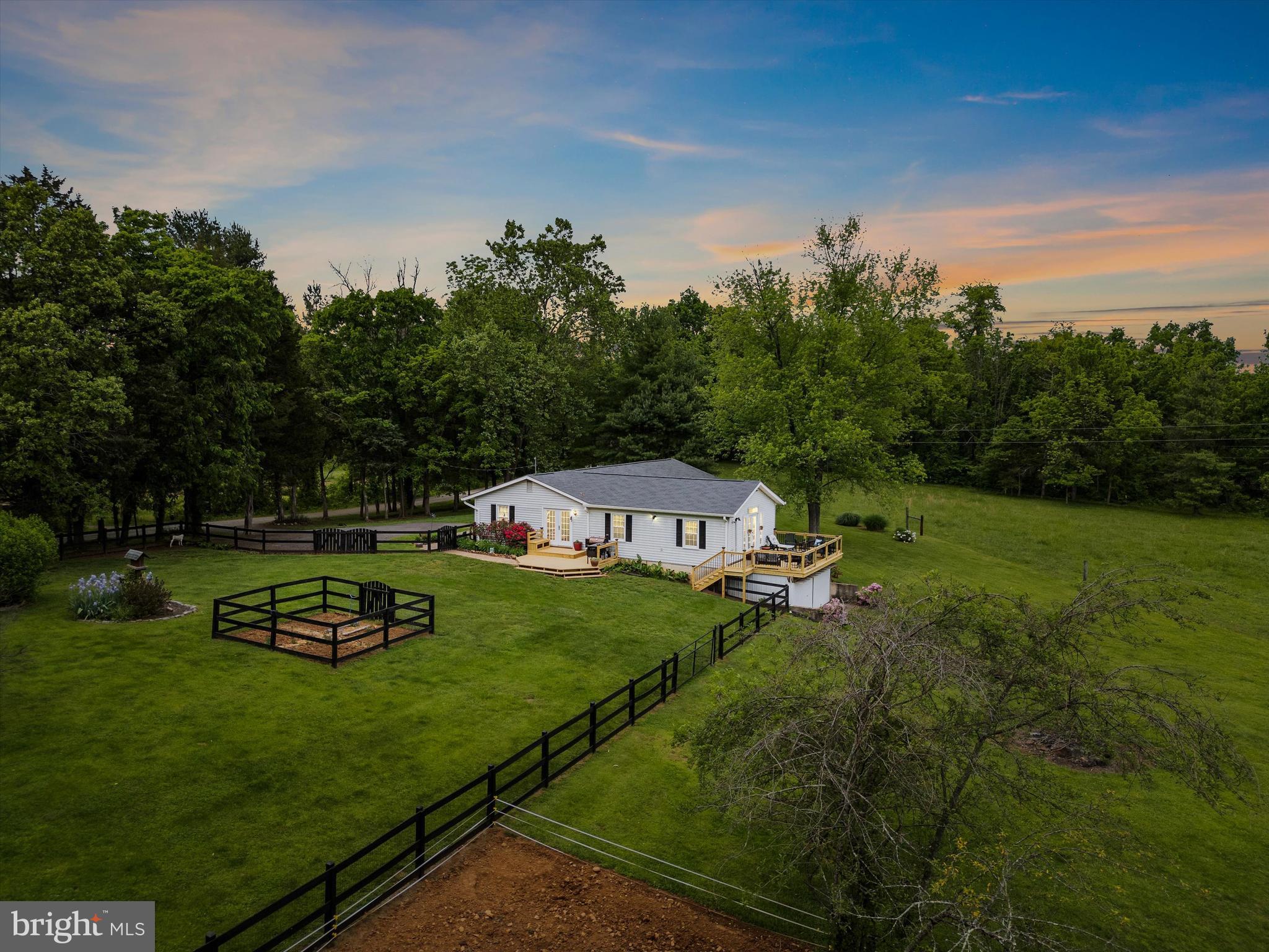 8261 Squires Ln