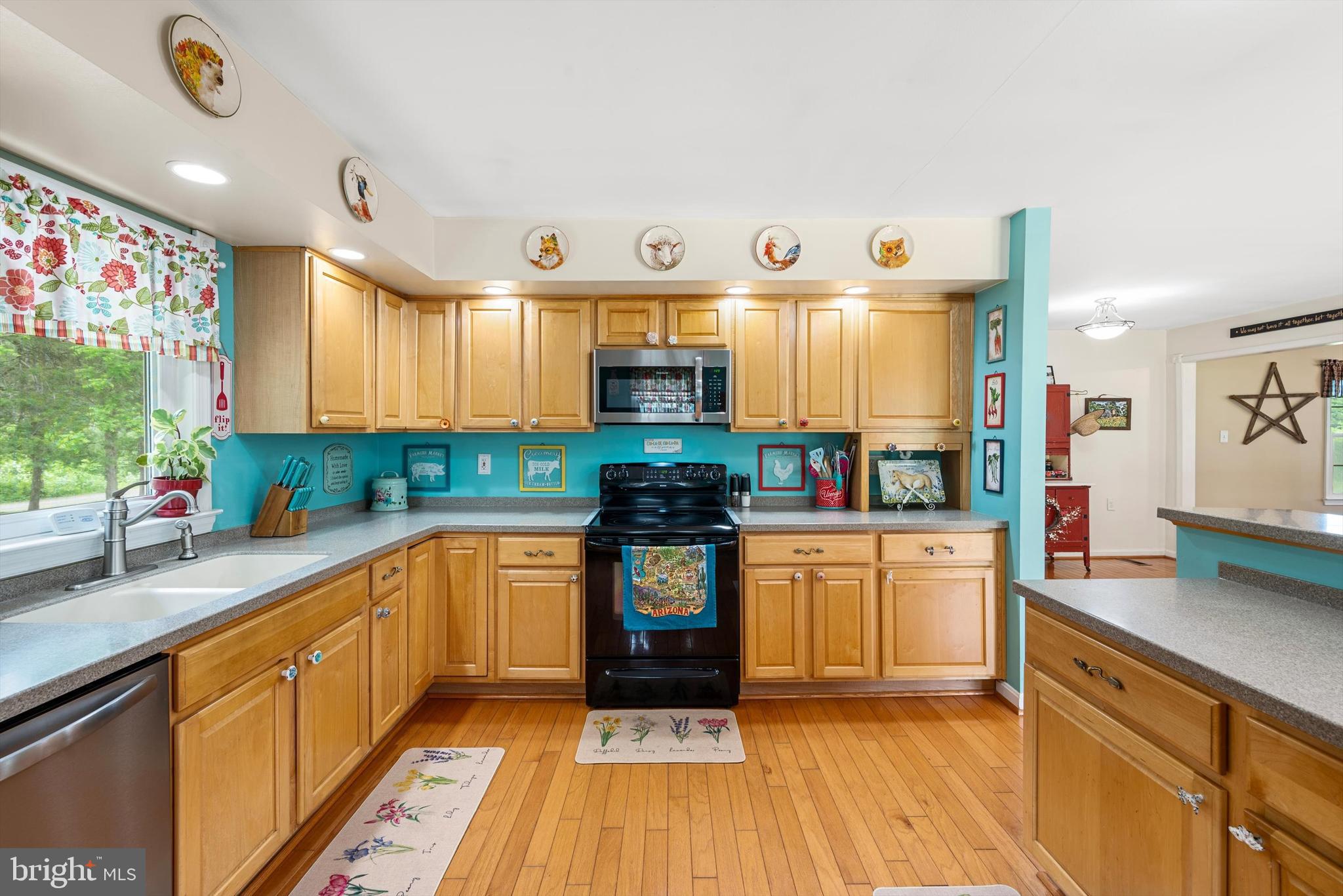 8261 Squires Ln