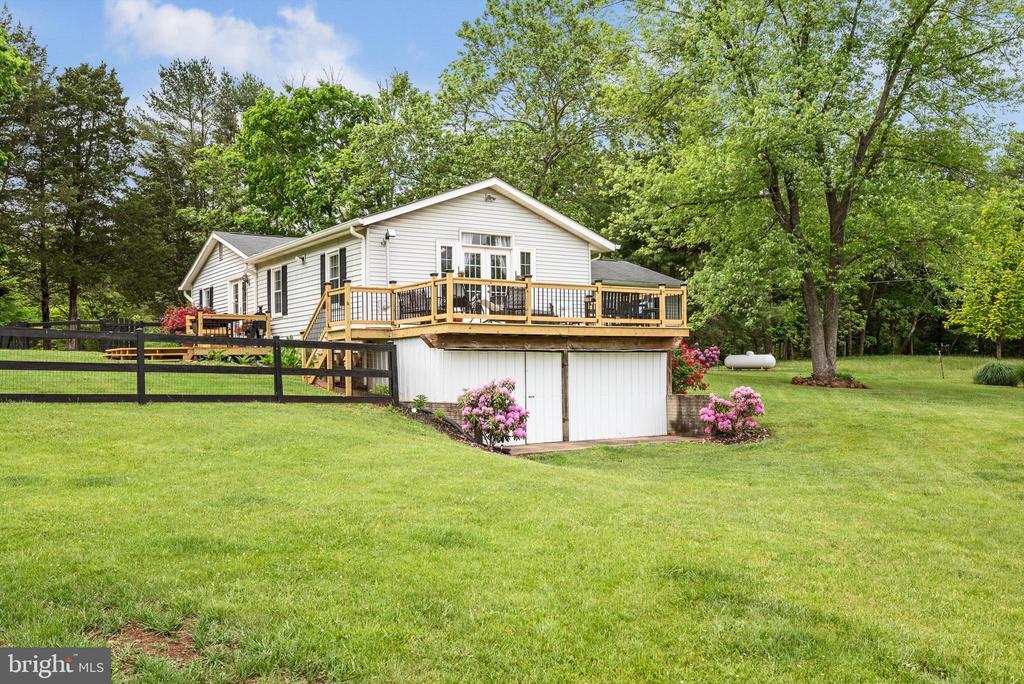 8261 Squires Ln