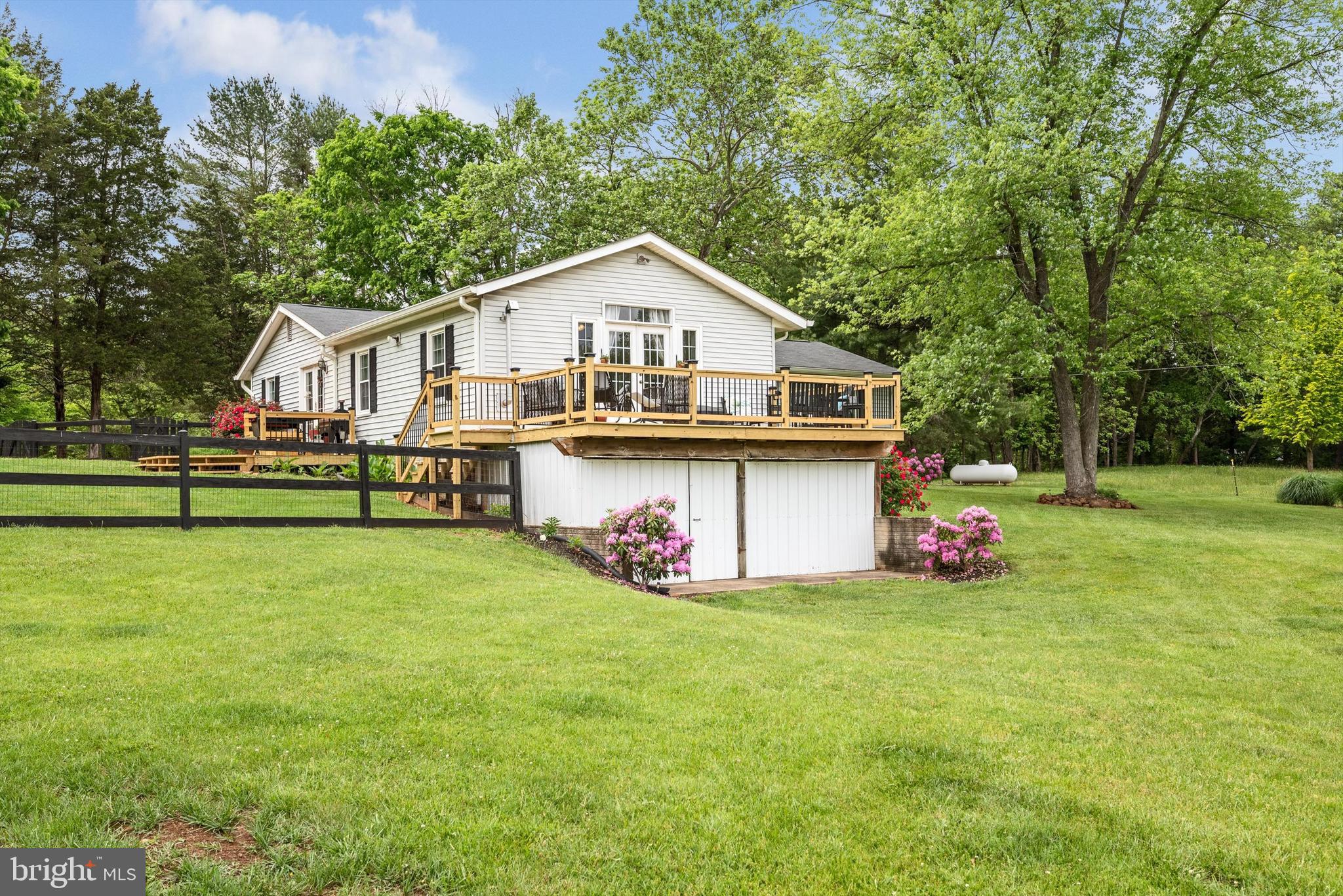 8261 Squires Ln