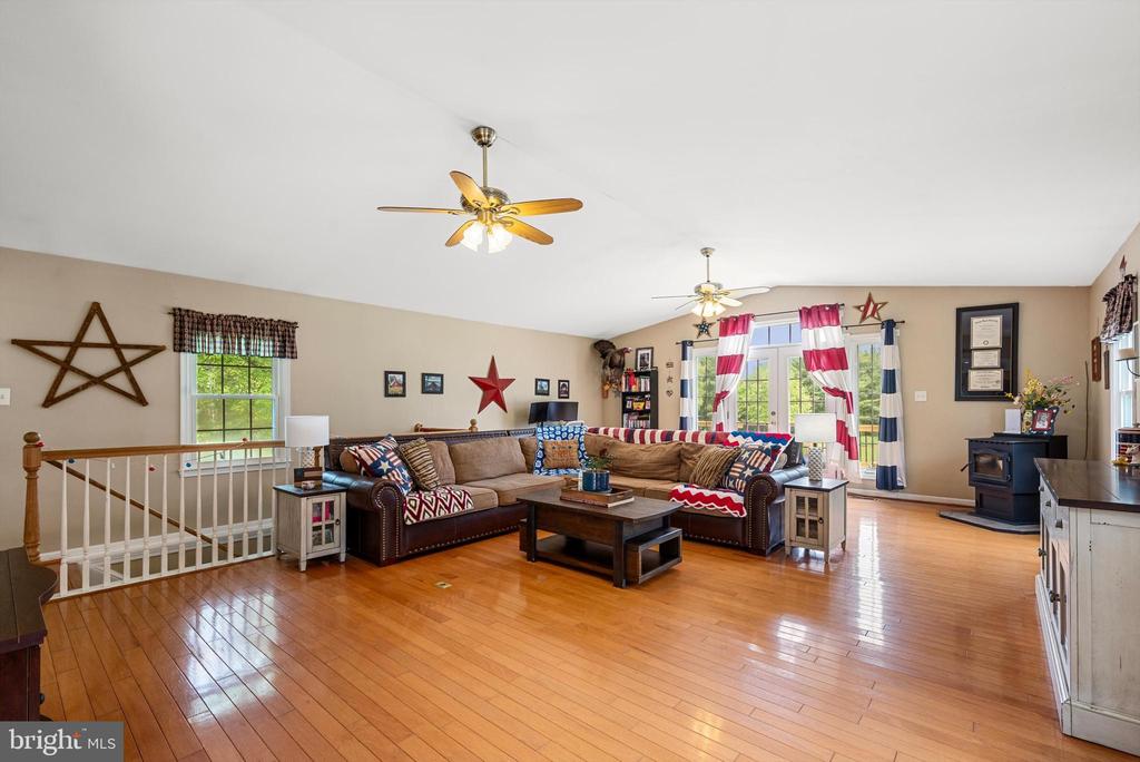 8261 Squires Ln