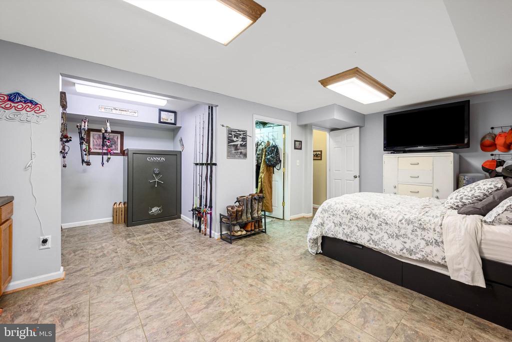 8261 Squires Ln