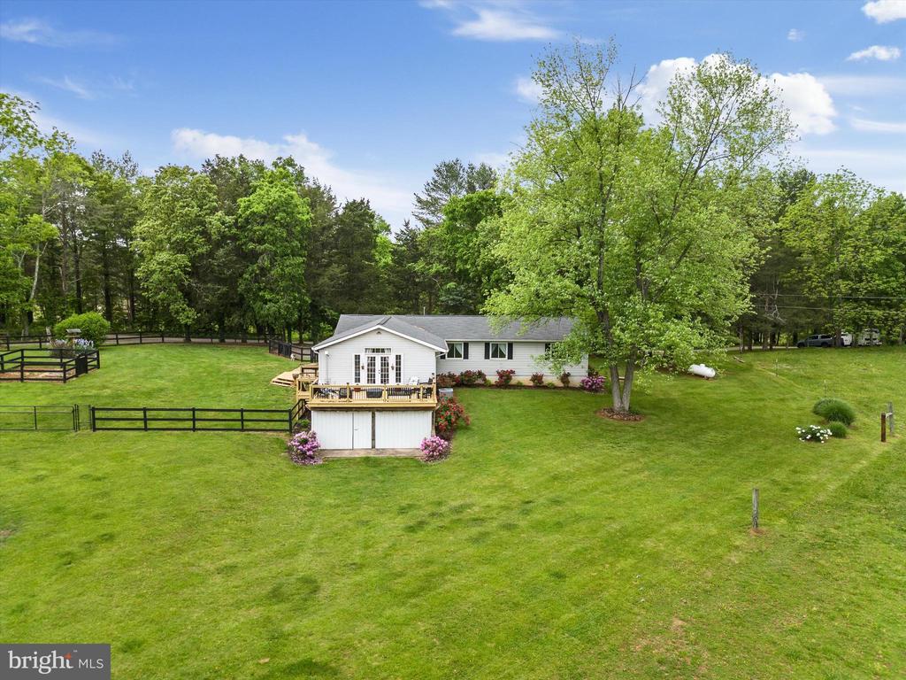 8261 Squires Ln