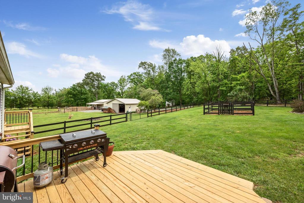 8261 Squires Ln
