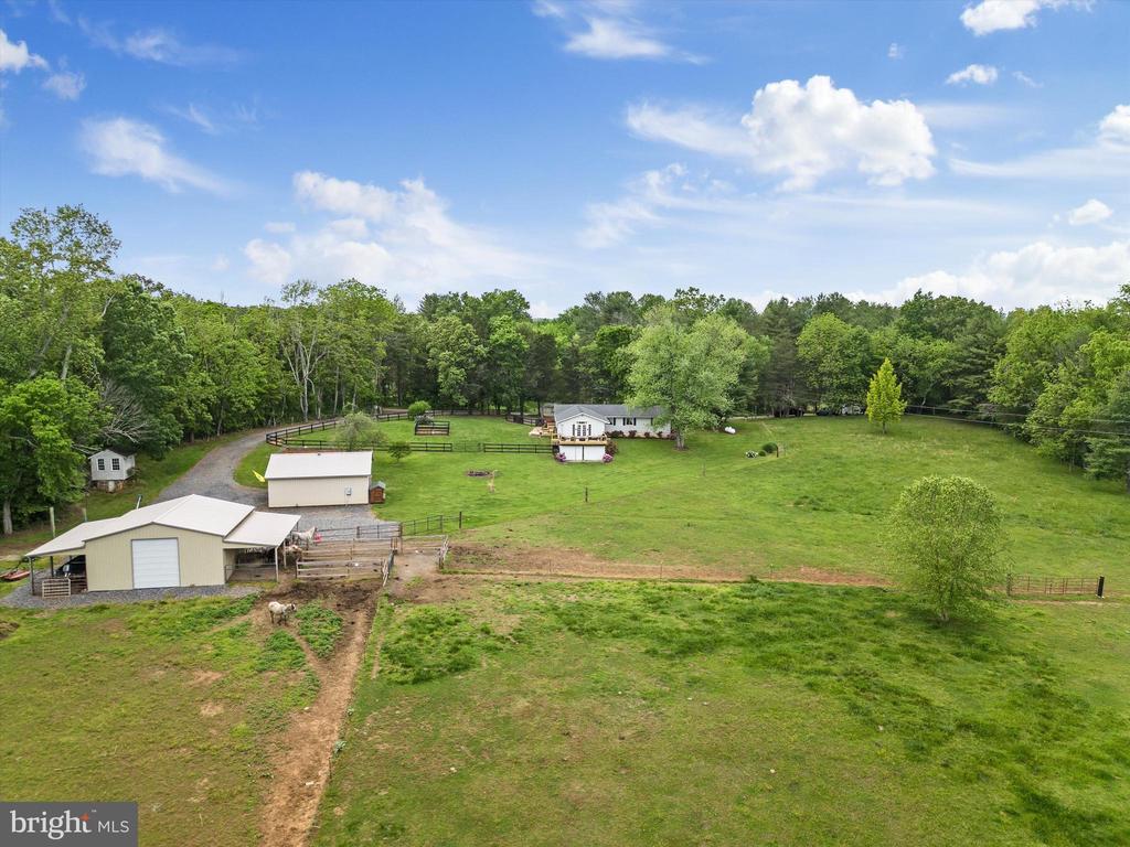 8261 Squires Ln
