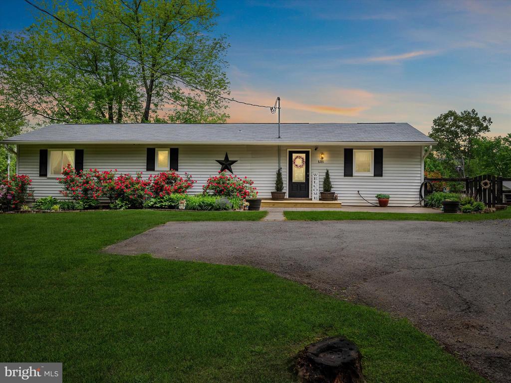 8261 Squires Ln
