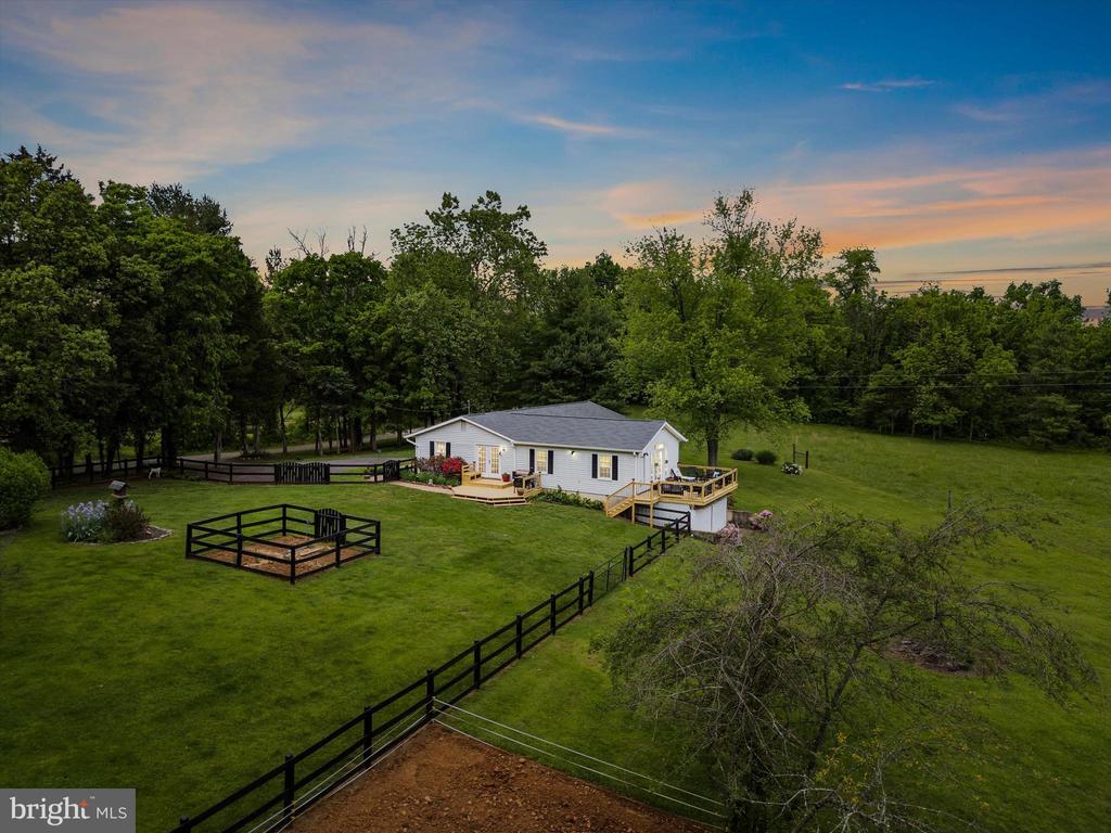 8261 Squires Ln