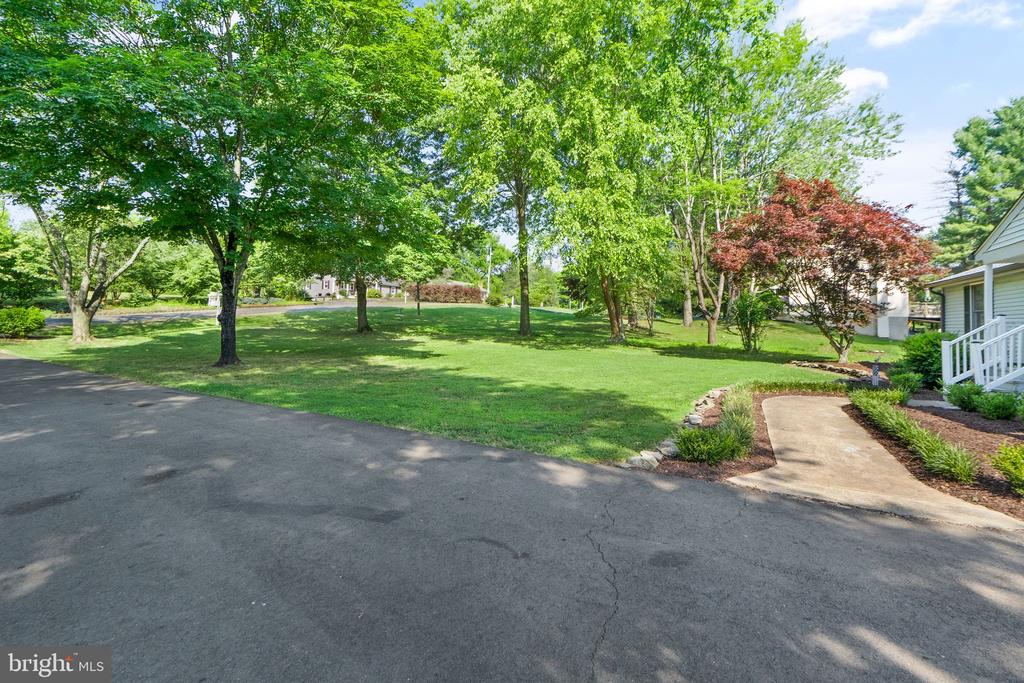 5044 Albrecht Ln