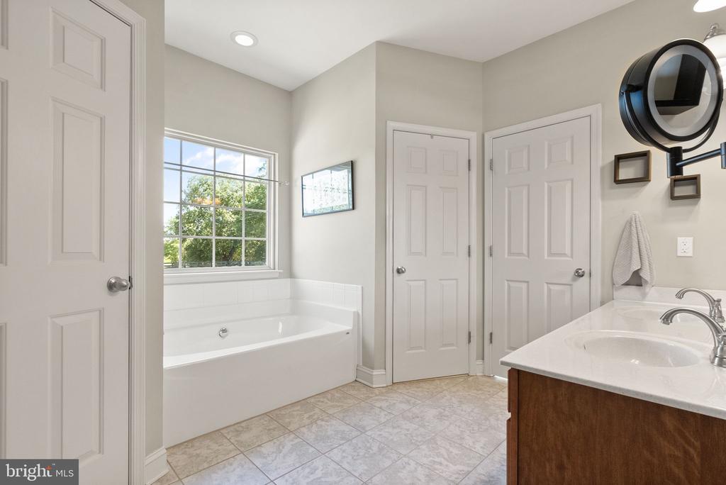 11435 Lucky Hill