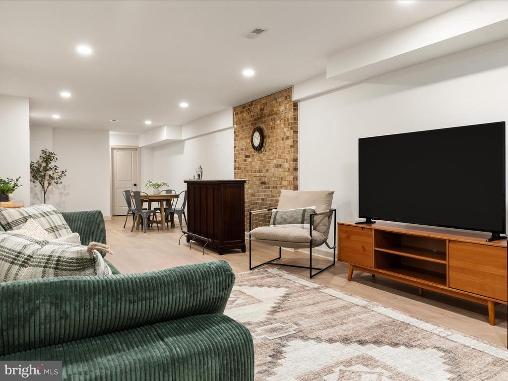 4386 LAKEWOOD DR