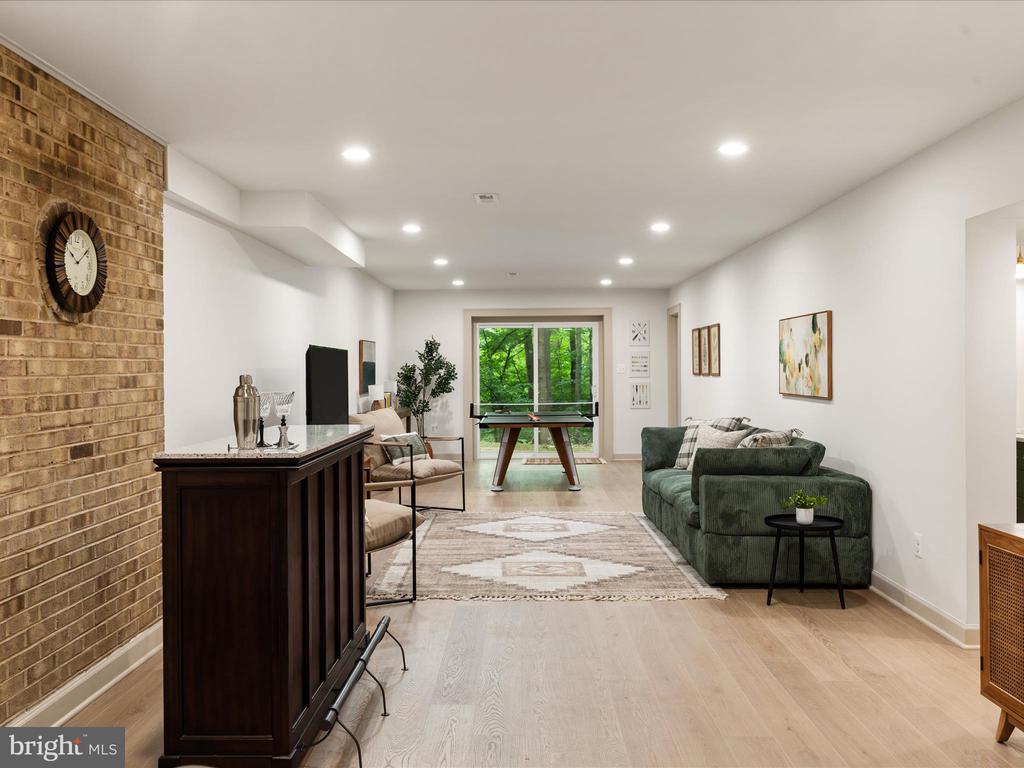 4386 LAKEWOOD DR
