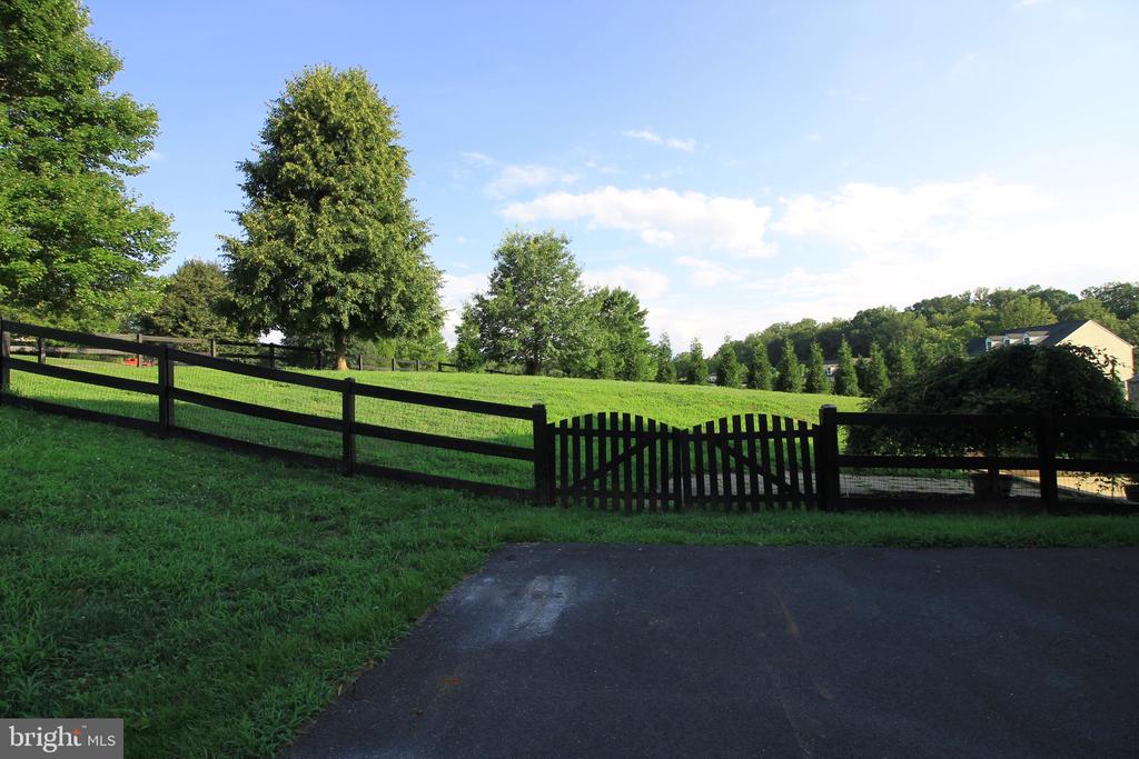 5569 JAMISONS FARM DR