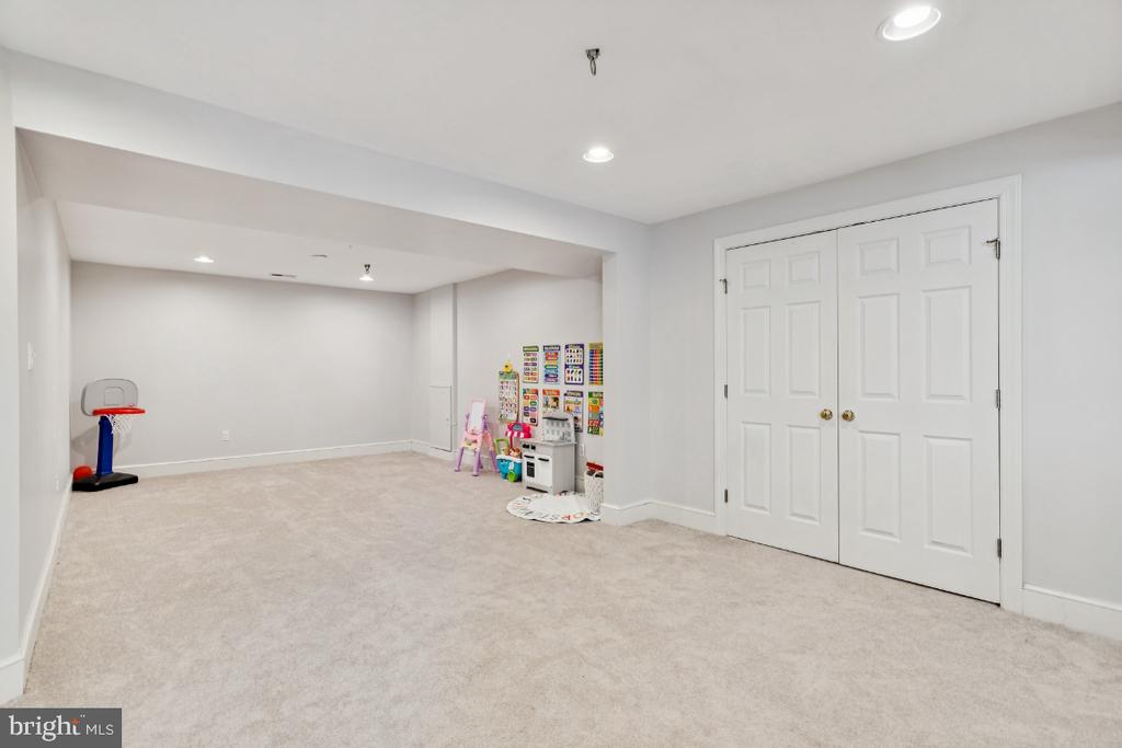 7819 WELLINGTON DRIVE