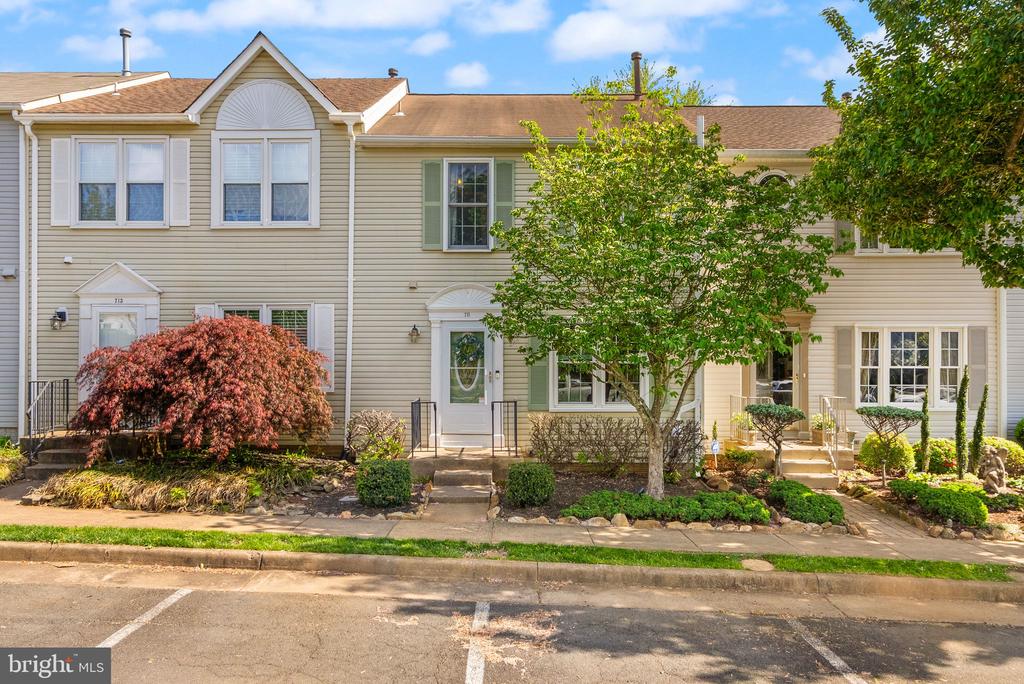 711 ACORN COURT