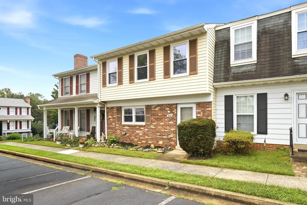 440 RIDGE COURT
