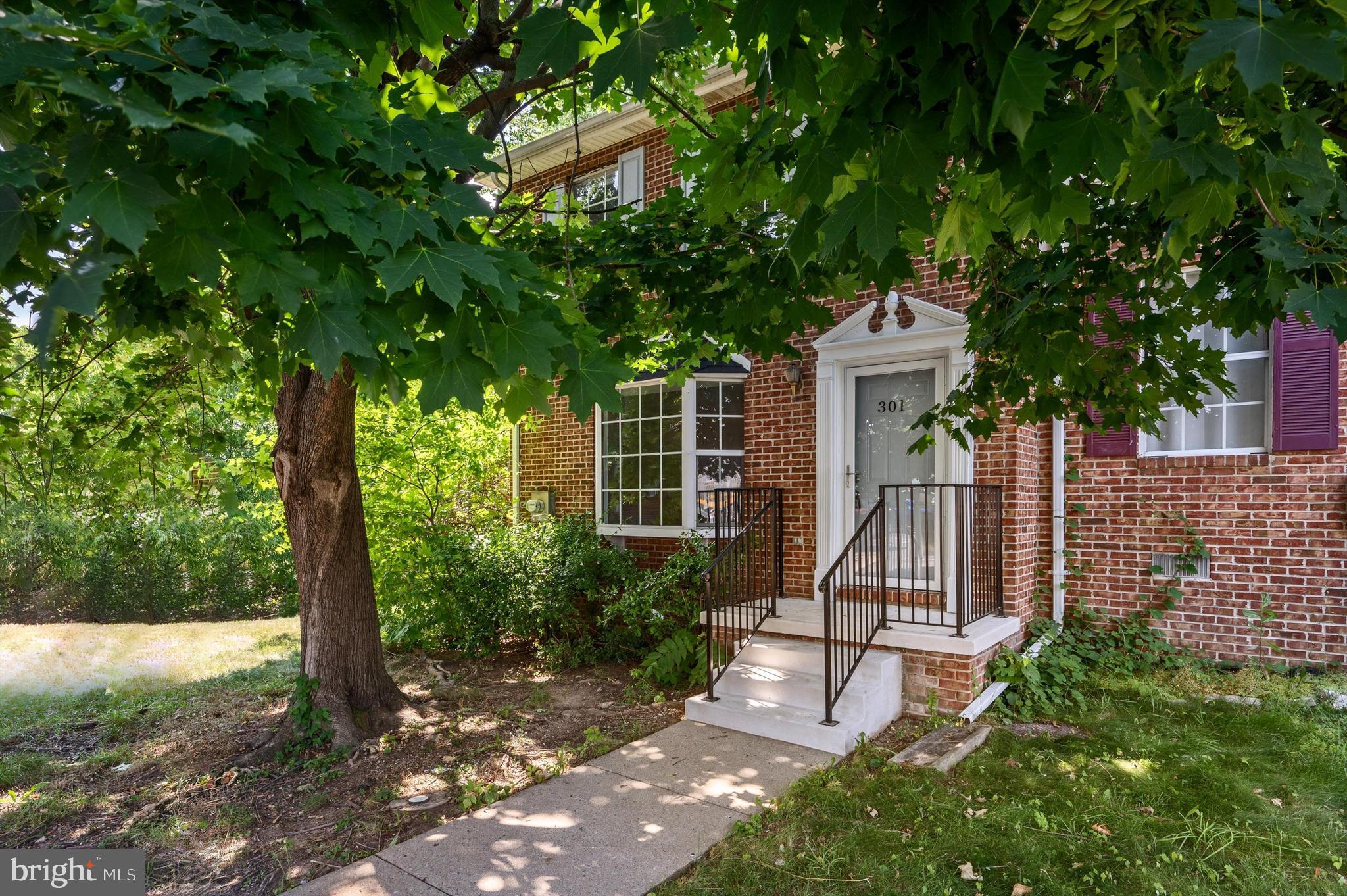 301 Waterford Ln