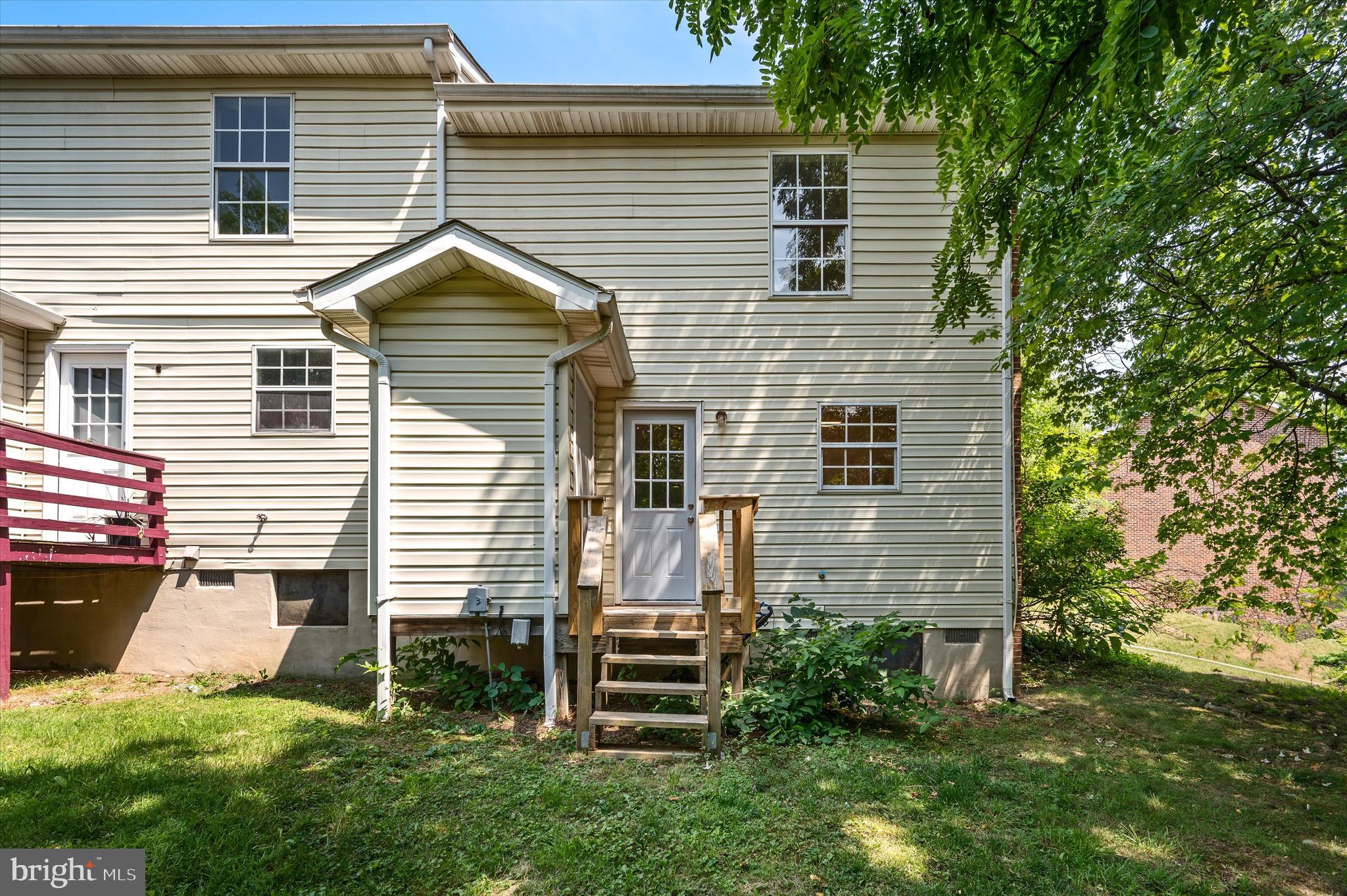 301 Waterford Ln