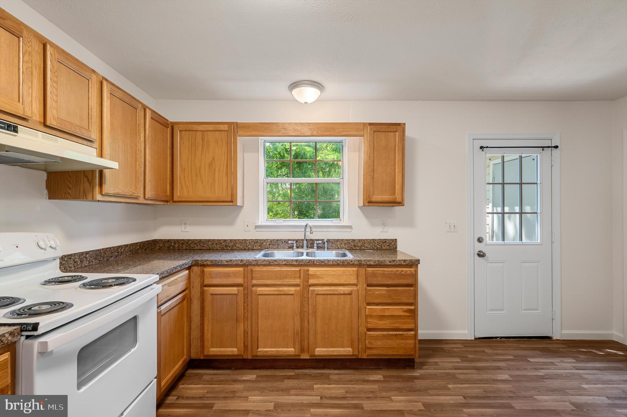 301 Waterford Ln