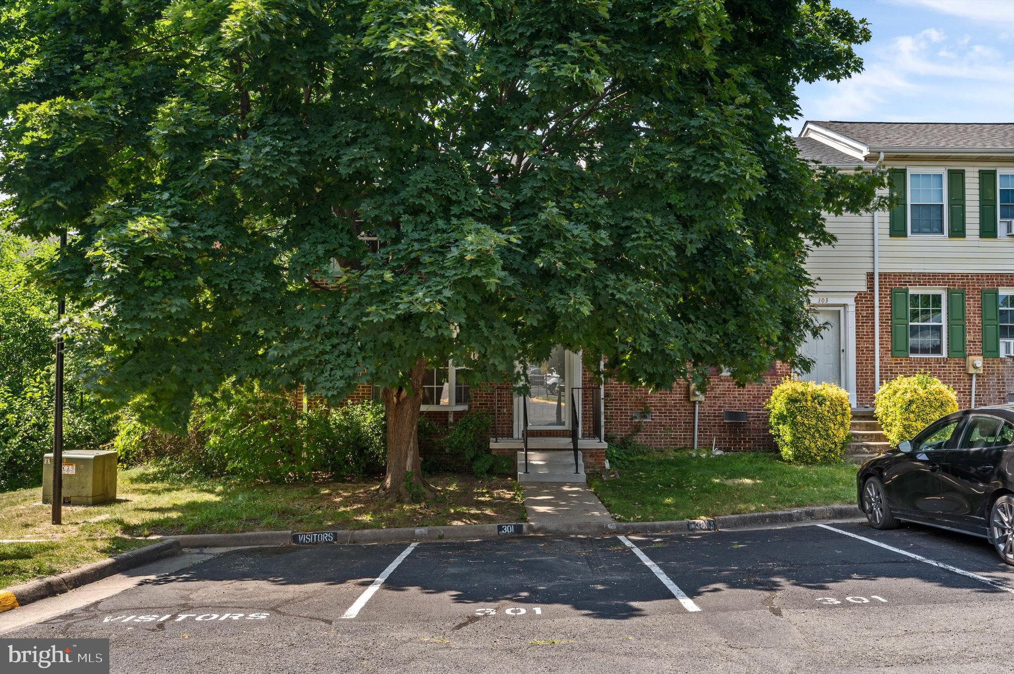 301 Waterford Ln