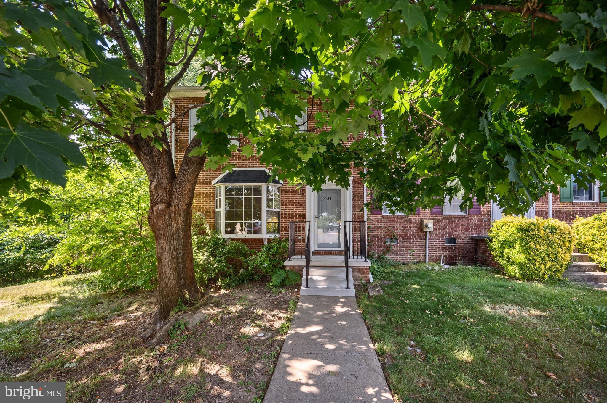 301 Waterford Ln