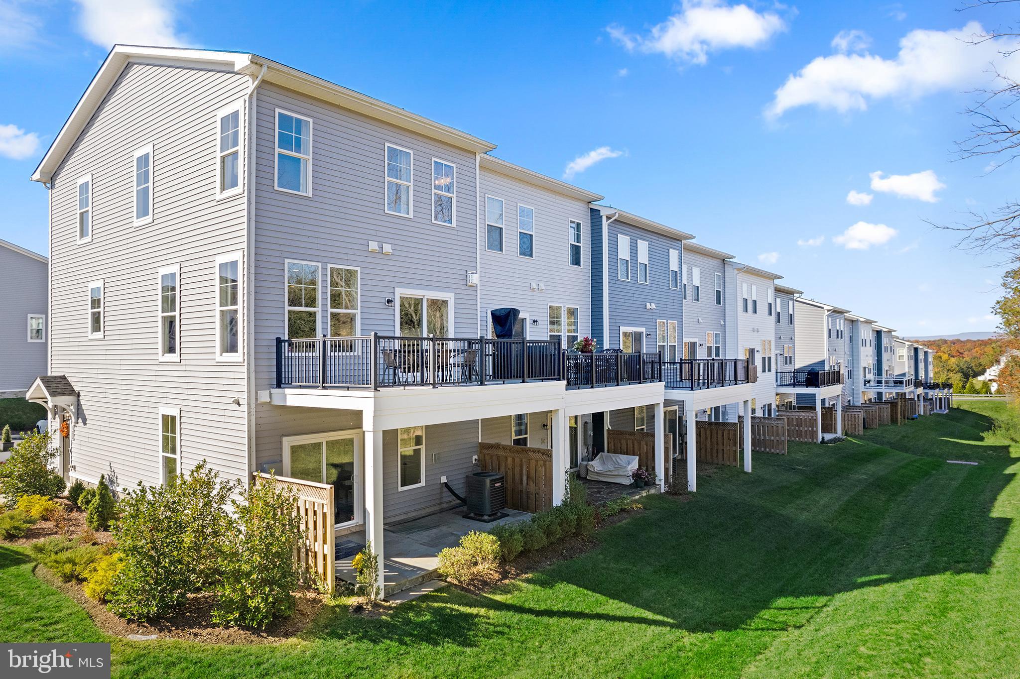 135 Wake Robin Ct