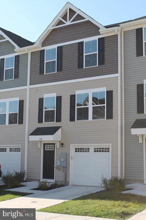 104 REIGN WAY